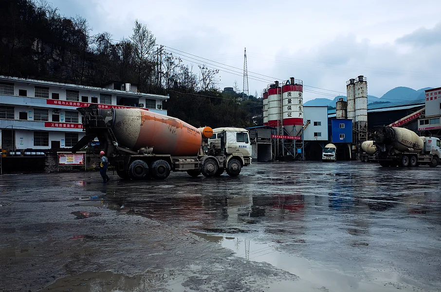 暴雨积水没过脚踝，雨季防护先清排水口